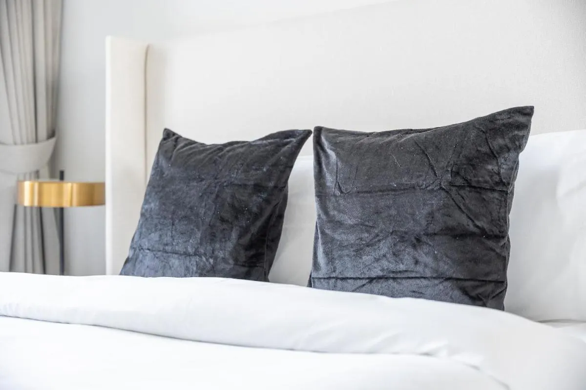 Stay Comfortably In Spacious 2Bedroom Apartment In Downtown Dubai